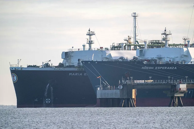 Tancul LNG Maria Energy (nava din spate), încărcat cu gaz natural lichefiat, este ancorat la terminalul plutitor, nava specială Höegh Esperanza, în portul Wilhelmshavem - Foto: Profimedia Images
