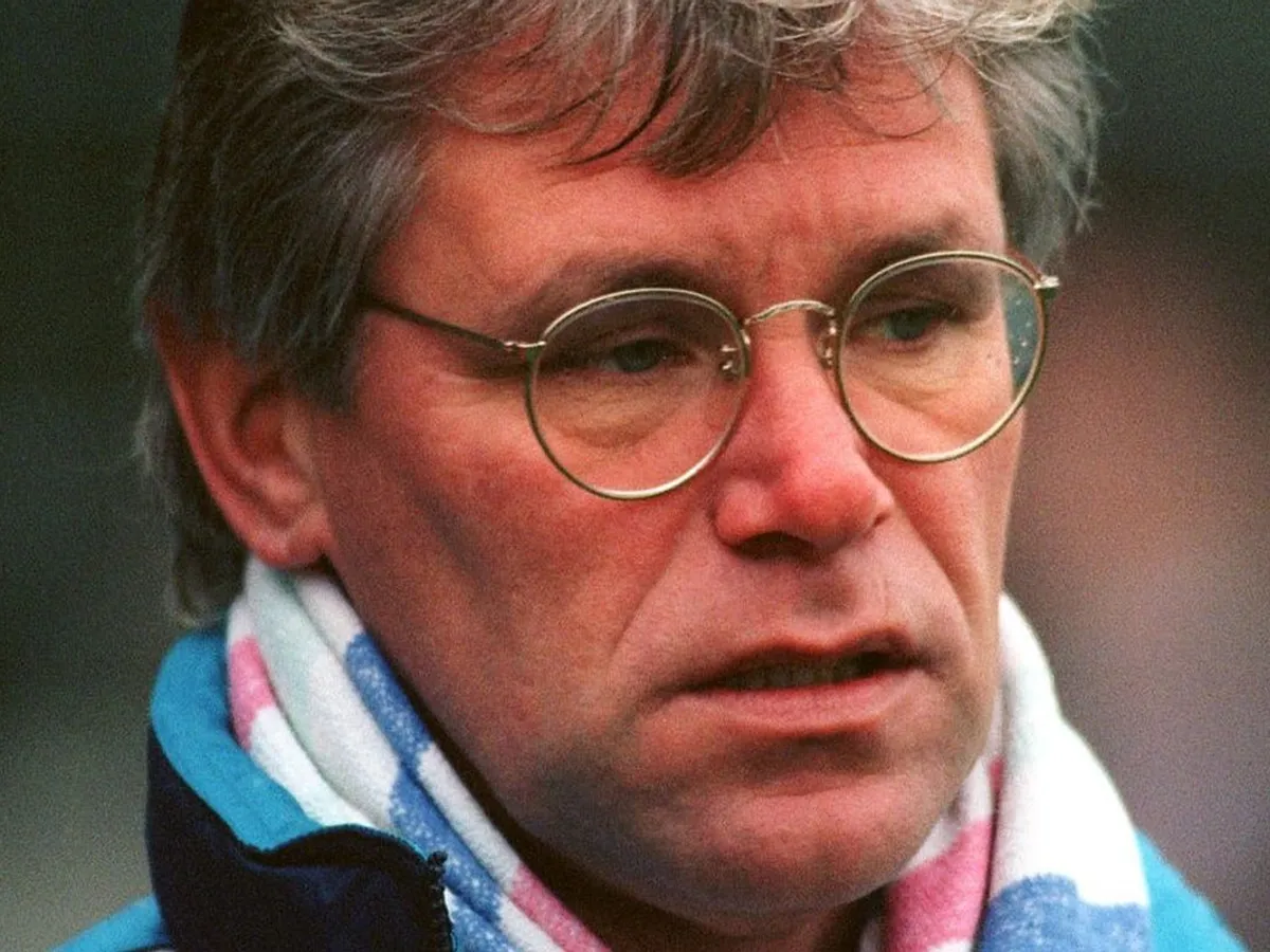 A murit un mare fotbalist, Era portarul echipei de aur. Apăra cu lentile de contact