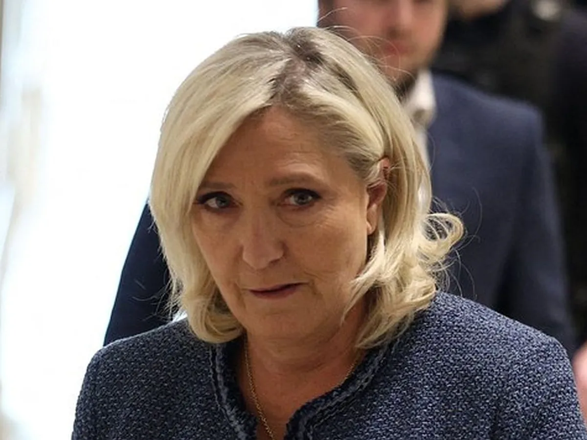 Președintele grupului parlamentar al partidului francez de extremă dreapta, Rassemblement National (RN), Marine Le Pen, și avocatul ei, Rodolphe Bosselut, sosesc la tribunalul din Paris, pentru verdictul procesului - Foto: Profimedia Images