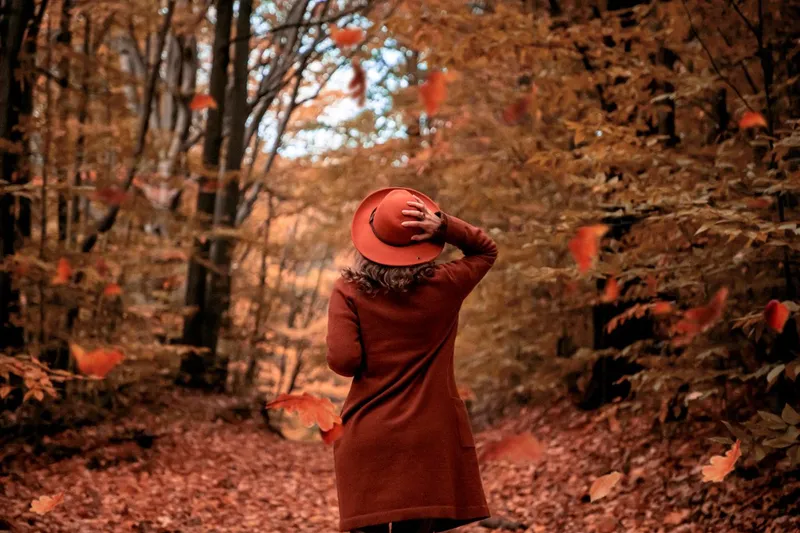 Femeie toamna - Foto: Pexels (Imagine cu rol ilustrativ)