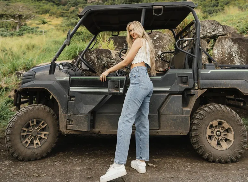 Femeie cu un ATV Land Rover, în Hawaii - Foto: Freepik/CC0
