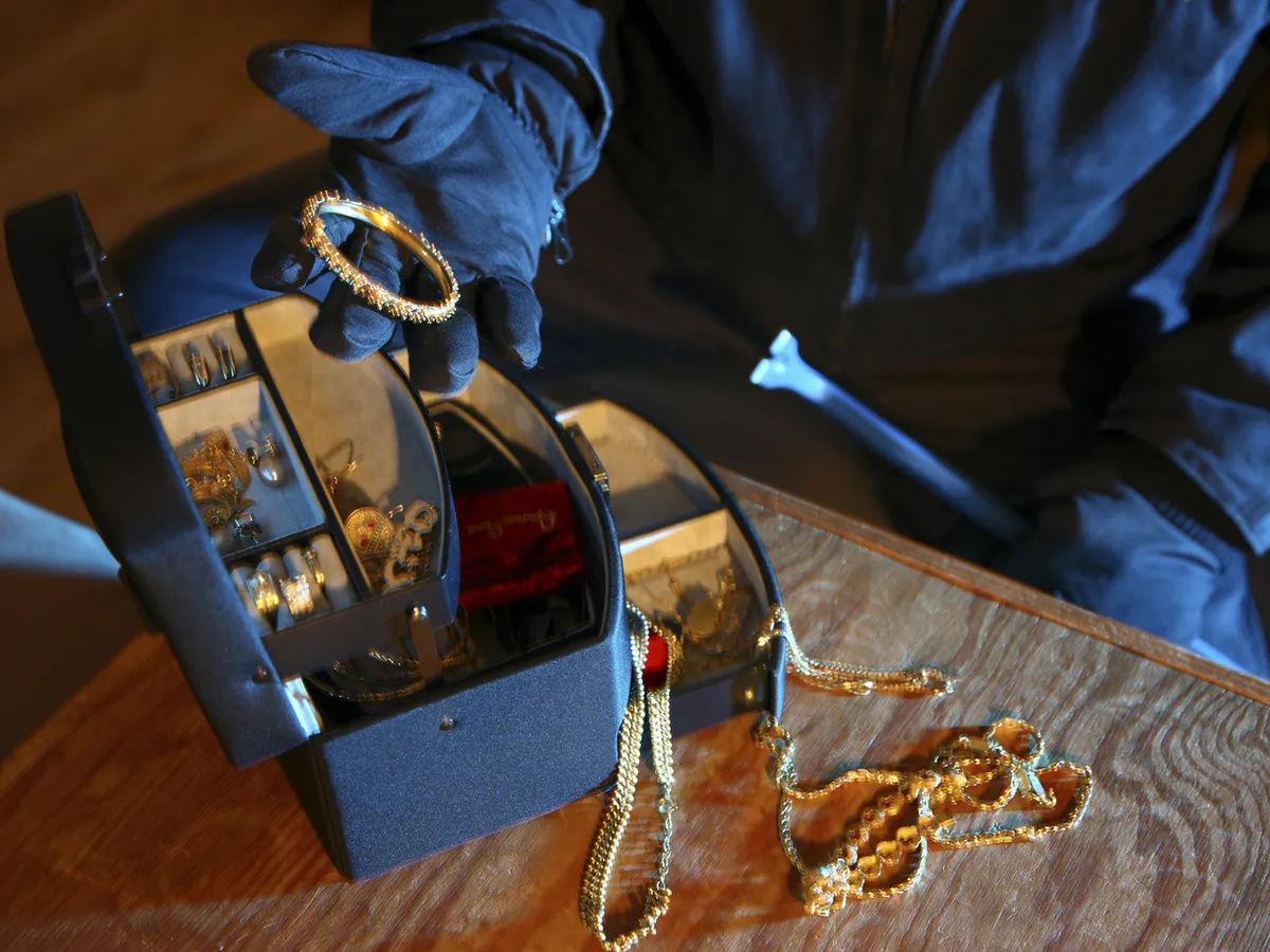 Jaf de 40.000 de euro în Bacău. O femeie a rămas fără bijuterii după ce a invitat doi &quot;prieteni&quot; în casă