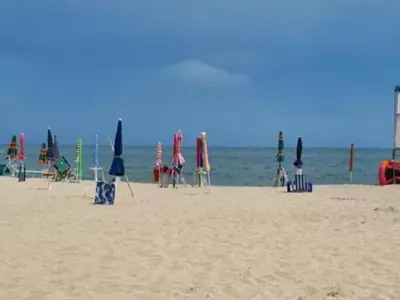 Trei turiști, loviți de fulger pe plajă. Doi sunt în stare gravă - Foto: captură video ANSA