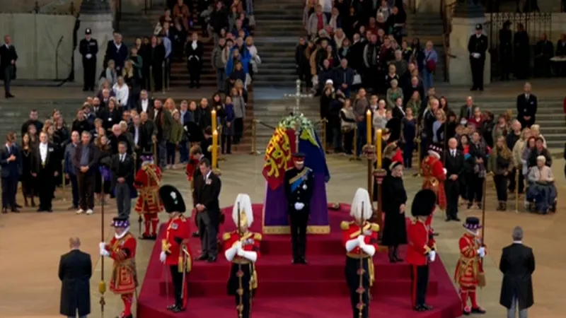 Cei opt nepoţi ai reginei Elizabeth a II-a, la catafalcul monarhului - FOTO: royalcentral