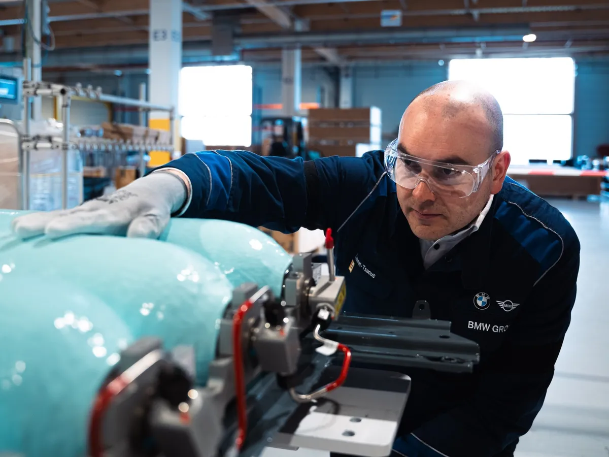 BMW pariază în continuare pe mașinile care scot apă pe țeavă. X5 cu până la 750 km autonomie, pe hidrogen