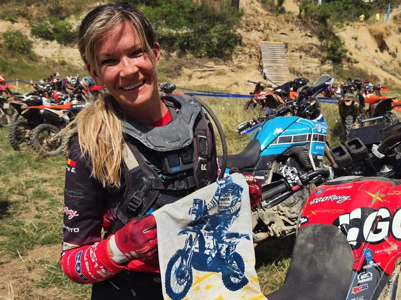 Andrea Goga a devenit prima femeie care termină raliul la clasa Adventure - Foto: Red Bull Romaniacs