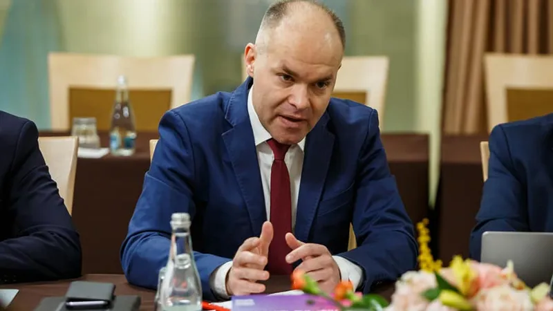 Daniel Funeriu: Activiştii, de orice fel, nu au ce căuta în şcoli. Trebuie opriți prin lege / FB