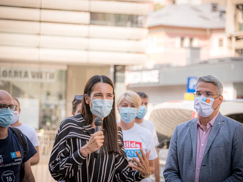 Clotilde Armand, în timpul campaniei electorale pentru alegerile locale. Sursa foto: Facebook