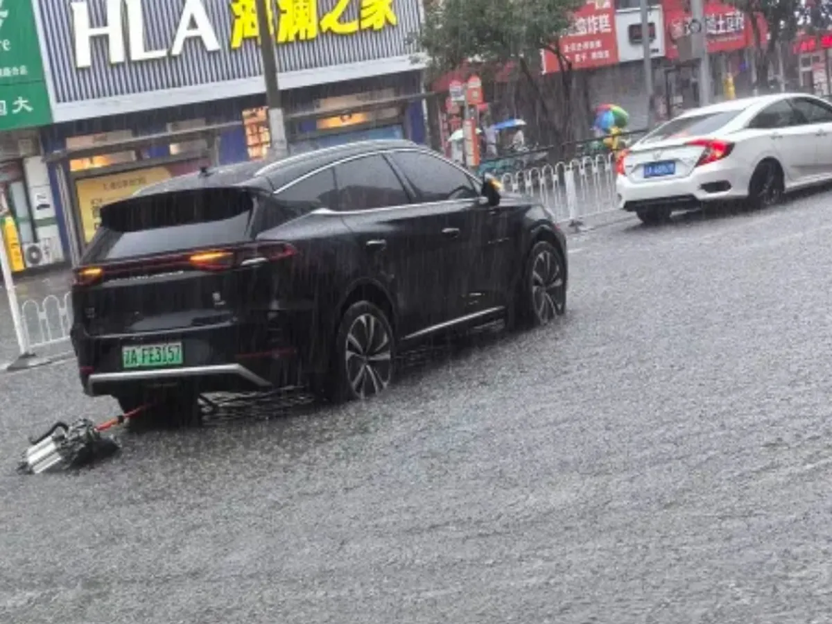 VIDEO Unei mașini electrice chinezești i-a căzut motorul în mijlocul drumului. Care e explicația BYD?