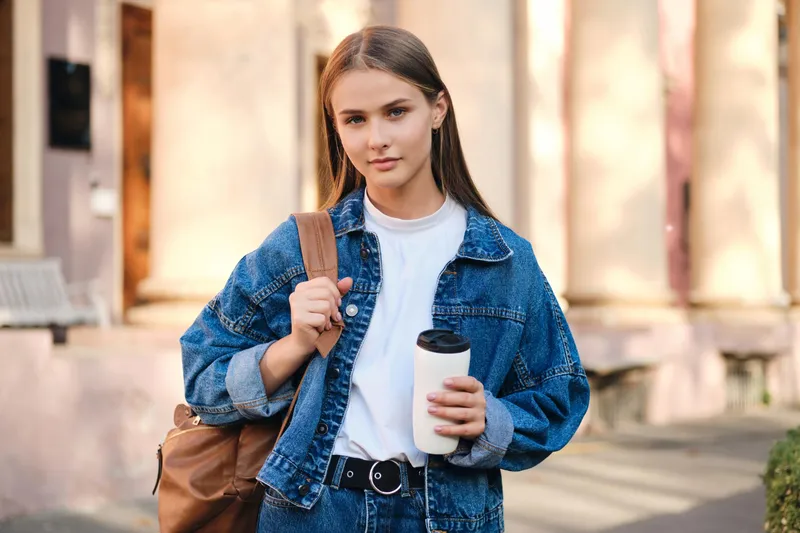 Adolescentă care ține în mână o cafea - Foto: Freepik (rol ilustrativ)