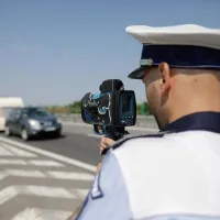 Polițist cu radar / Foto: Inquam Photos / George Călin