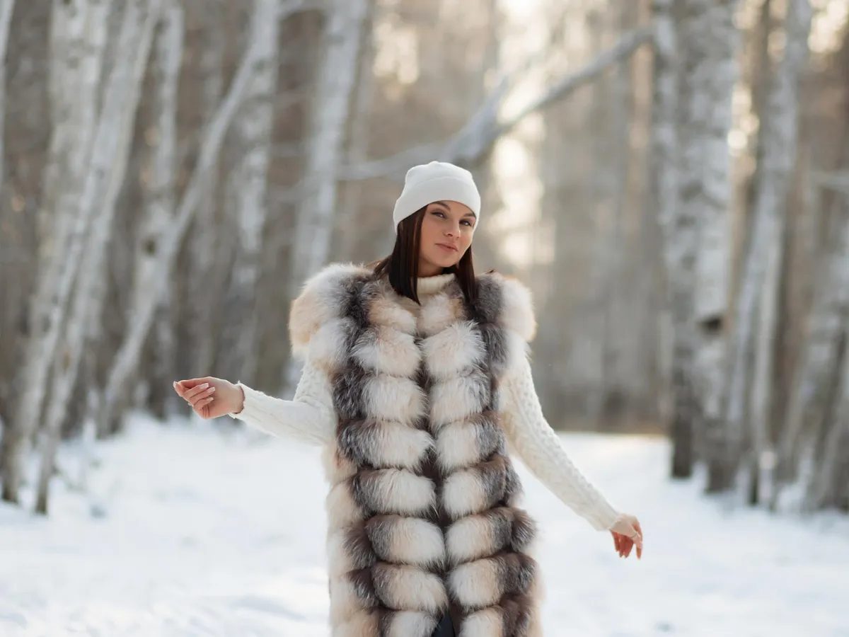 Cum să-ți cureți hainele de blană în zăpadă? Elimină mirosurile și murdăria fără a le deteriora
