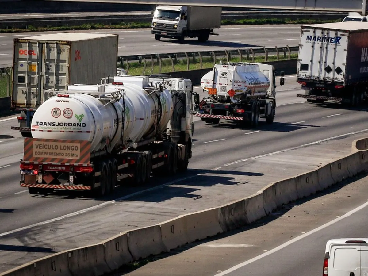Prooblema gazelor naturale e globală. Două cisterne cu gaz lichefiat, pe o autostradă, lângă Sao Paulo - Foto: Profimedia Images
