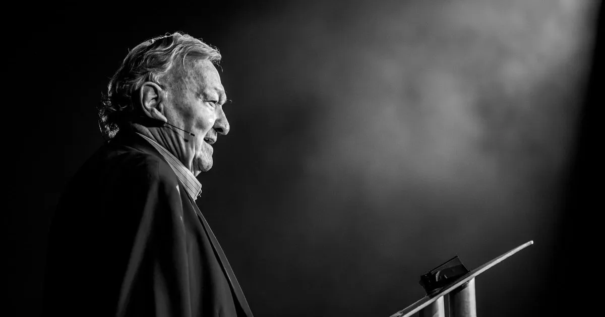 omul care susținea că extratereștrii au influențat evoluția • Newsweek România