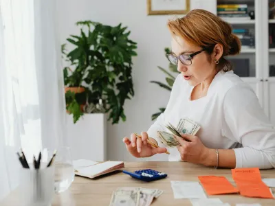 Unde să-ți plasezi banii? În fonduri de investiții, la bancă sau la saltea? Sunt riscante fondurile de pensii?