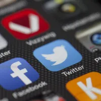 Google, Facebook și Twitter, obligate de UE să combată conturile false și deepfake-urile/FOTO: Pixabay