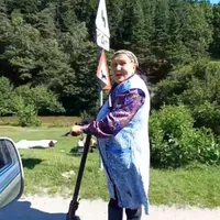 VIDEO O bunicuță dă lecții de mers pe trotineta electrică prin sat. A lăsat calul și căruța Foto: captură video facebook/ Andy Fazekas