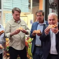 Jair Bolsonaro a mâncat o felie de pizza, la colțul străzii. FOTO: Facebook