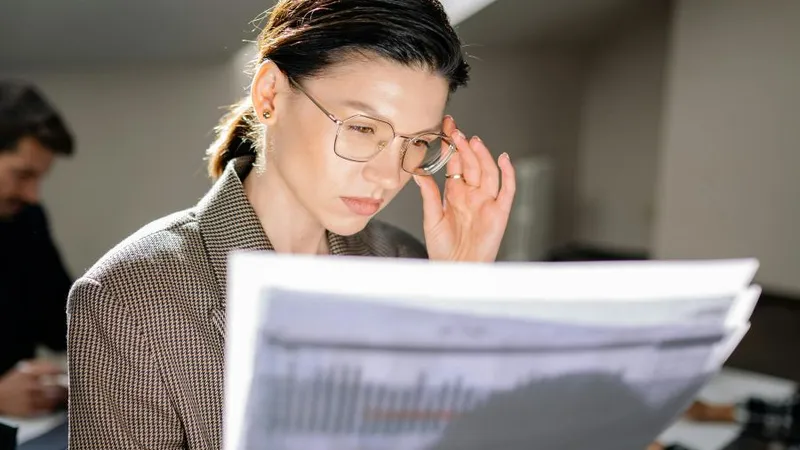 Femeie urmărind calculele privind câştigul salarial mediu - Foto: Pexels/Yan Krukau