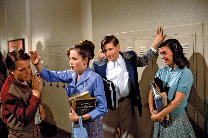 MARE SCOTT! Lorraine are ochi doar pentru Marty, în timp ce Marty trebuie să se asigure că ea se îndrăgostește de tatăl său, George, în 1955