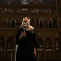 Femeie la biserică - Foto: Pexels (Imagine cu rol ilustrativ)