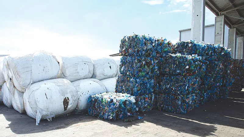 RECICLARE Procesul care are loc aici nu este reciclarea gunoiului, ci o adevărată alchimie: PET-urile sunt transformate în bani, mulți bani - Foto: INQUAM PHOTOS/ Virgil Simonescu
