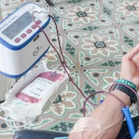 Colector de sânge ataşat de braţul unui donator - Foto: Pexels/FRANK MERIÑO