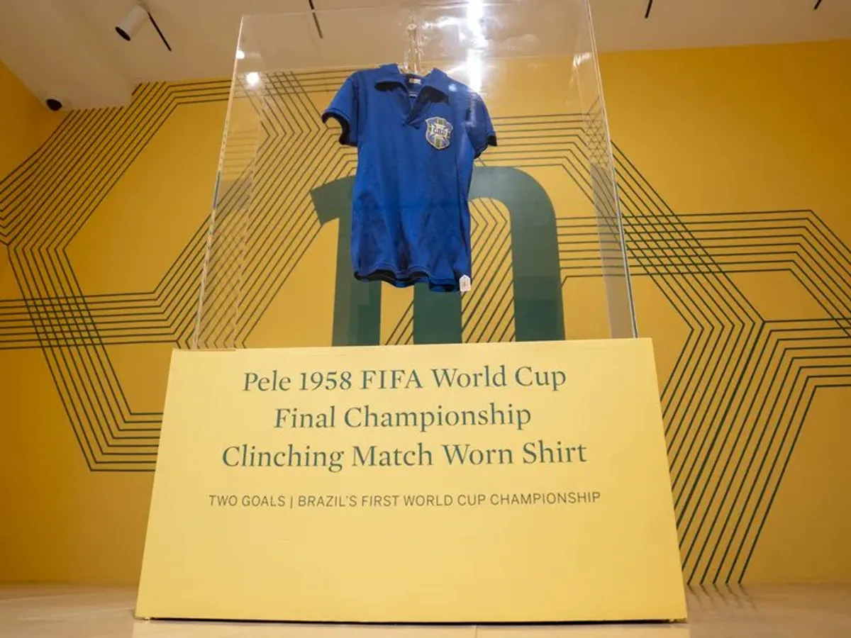 Tricoul purtat de Pelé în finala CM 1958, vândut cu 4.900.000 $. Este al doilea cel mai scump din istorie