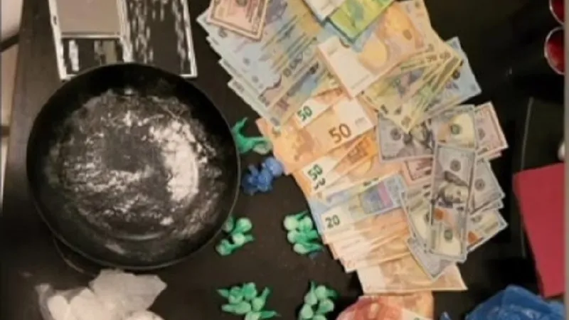 Cinci tineri, prinși când preparau droguri la tigaie în Mamaia Foto: Poliția Română