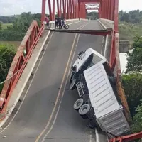 Un pod cedează și se prăbușește sub greutatea mai multor camioane. / Foto: captură ecran, cnnphilippines.com