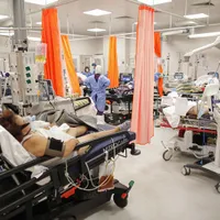 Realitatea din spitalele românești. Secțiile sunt supraaglomerate, din cauza numărul mare de bolnavi COVID, cei mai mulți nevaccinați, care ajung la spitale. Sursa: Inquam Photos - Octav Ganea