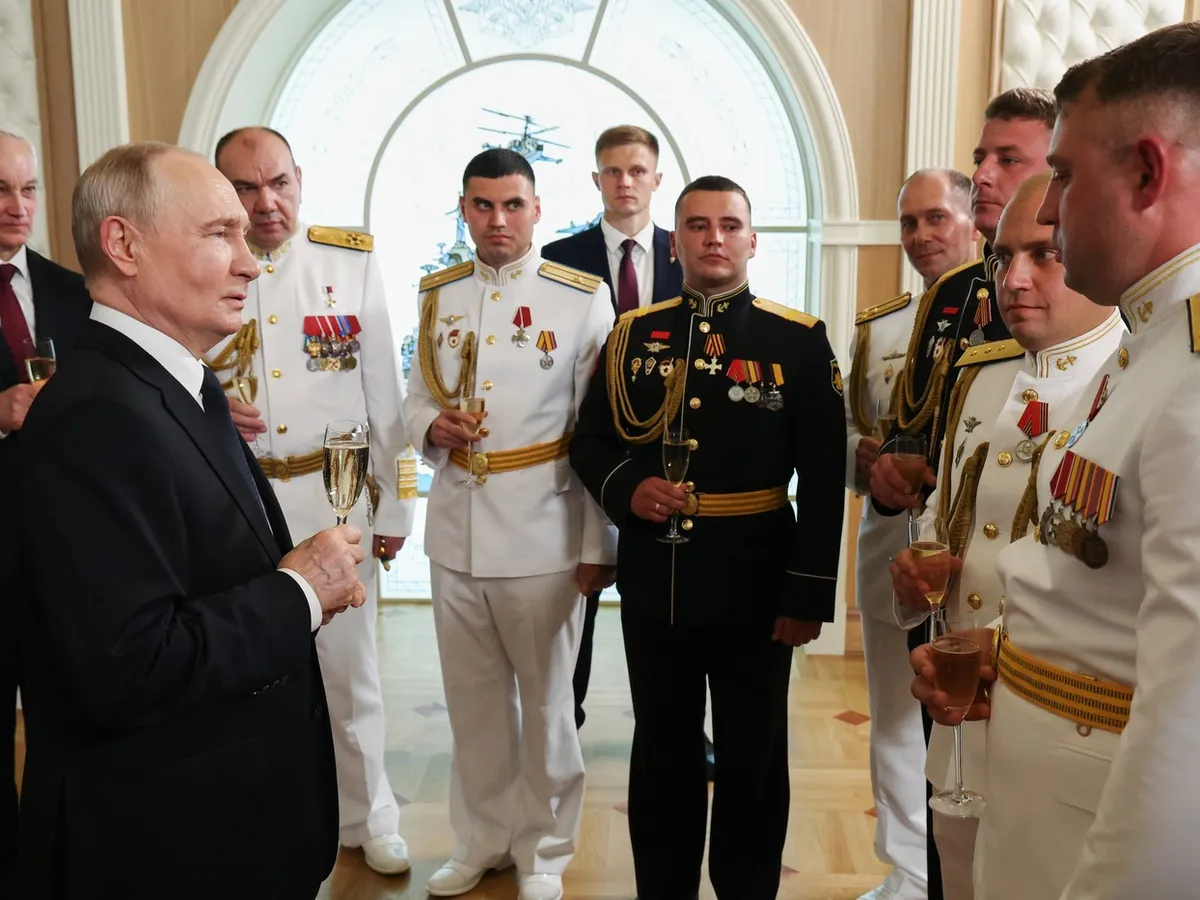 VIDEO Putin a ordonat flotei de război să apere petrolierele Rusiei, de Ziua Marinei. Ce „promite” României