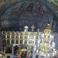 În România există o biserică amplasată în interiorul unui sens giratoriu. Mii de credincioși vin Foto: știribotoșani.ro