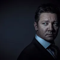 OMUL DIN MIJLOC Jeremy Renner joacă rolul unui agent de influență într-un oraș în prăbușire, care se confruntă cu o  mulțime de  alegeri dificile
