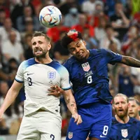 Luke Shaw (UK) și Weston McKennie (SUA) / Foto: Profimedia