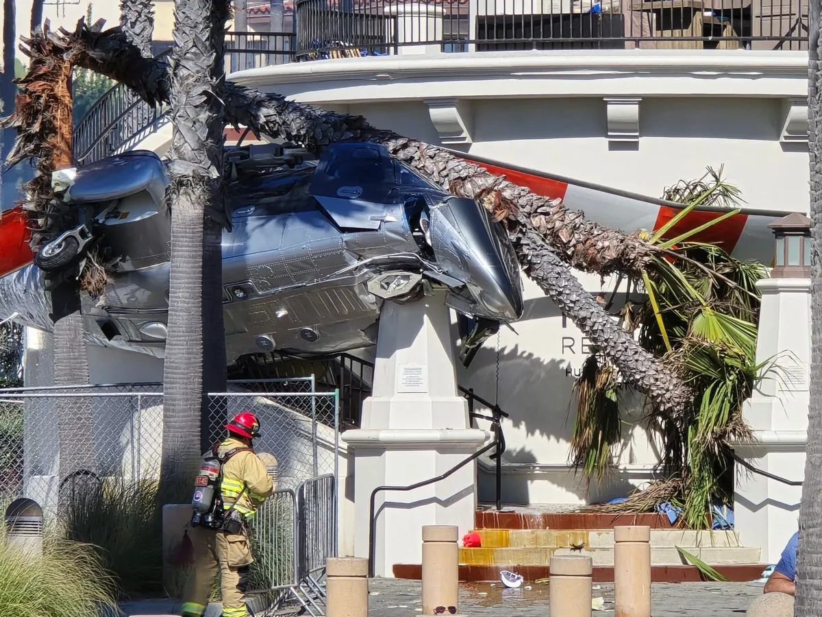 Un elicopter s-a prăbușit în fața unui hotel din California. Cinci persoane au fost rănite - Foto: X / @joshuahuang_07