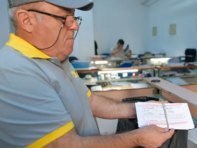 Au apărut primele cupoane cu ajutorul de 400 lei la pensie. Poștașii distribuie documentele Foto: Facebook/ Poșta Română