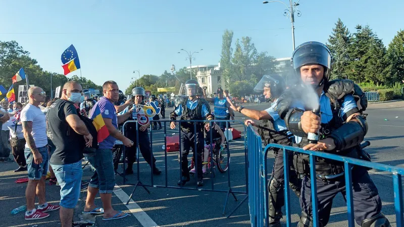 A gendarm in action. Foto: Liviu Florin Albei/Inquam Photos