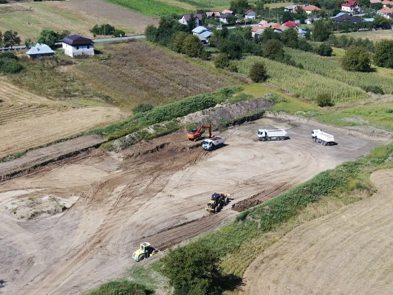 VIDEO Asfalt pe lotul 1 al autostrăzii Sibiu – Pitești. Încep lucrări pe alți 30 km. Gata în 2025 / CNAIR