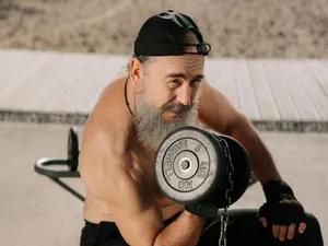 Bărbat în etate lucrând cu gantera de 5 kg - Foto: Pexels/cottonbro studio