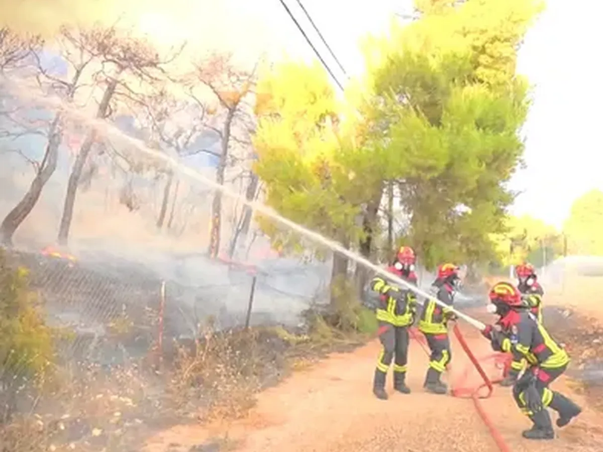 Pompierii români salvează o mănăstire și locuințe de incendiile din Grecia