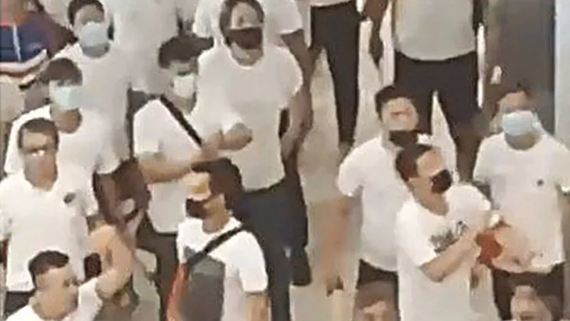 Triadele din Hong Kong, „bărbații în alb“, au lăsat stația de metrou Yuen Long plină de sângele protestatarilor și al călătorilor obișnuiți