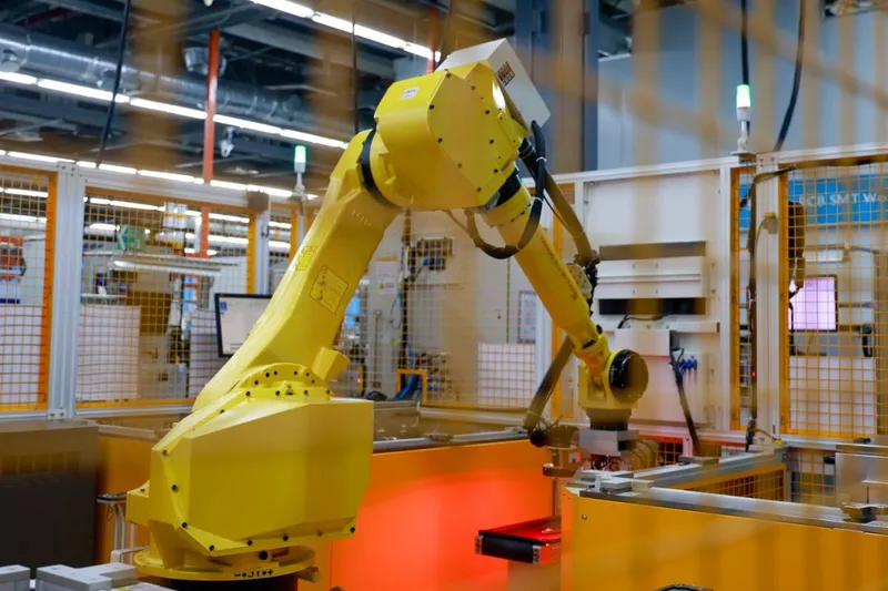 Oamenii sunt înlocuiţi cu roboţi. Un braț robotic funcționează la o stație de testare automatizată a Jabil Circuit, din Jiangsu, China - Foto: Profimedia Images