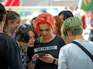 GENERAȚIA DIGITALĂ Crescută în fața ecranelor, Generația Z se bucură acum de nostalgia Y2K, readucând la viață moda, tehnologia și cultura pe care abia le-a cunoscut