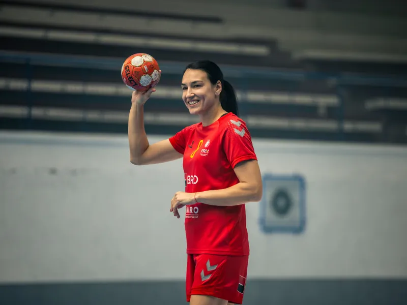Cristina Neagu a jucat ultimul meci oficial din cariera de 25 ani. A fost ovaționată minute în șir - Foto: Facebook / Cristina Neagu