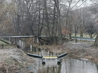 Sisteme de colectare a deşeurilor plutitoare de pe mai multe cursuri de apă au fost instalate în Mehedinți - Foto: News.ro
