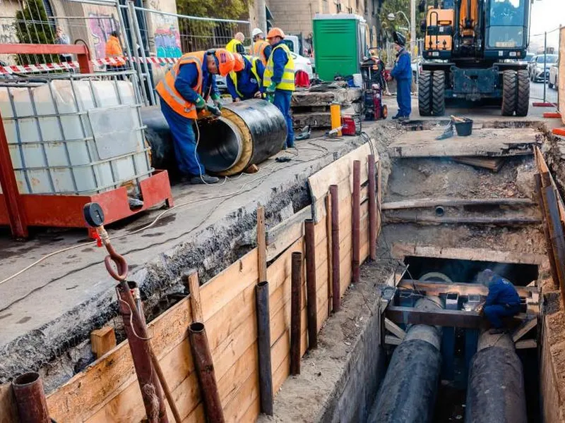 Termoenergetica s-a apucat de lucrări ample la reţeaua din Capitală. 560 de blocuri, fără apă caldă - Foto: Facebook/Nicușor Dan - Imagine cu rol ilustrativ