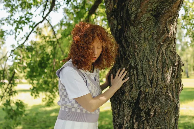 Femeie l&acirc;ngă un copac - Foto: Pexels (Imagine cu rol ilustrativ)