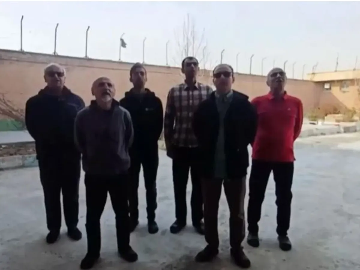 Mujahedini Khalk cântând un imn înaintea execuției - Foto: PMOI/MEK