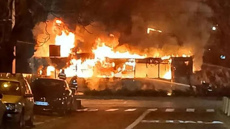 Un autobuz turcesc Otokar al STB, de 270.000 €, a ars în trafic. E din 2019, încă în garanție - Foto: Facebook/Info Trafic Romania